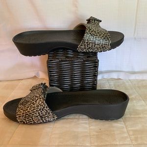 Crocs sandal with leopard band